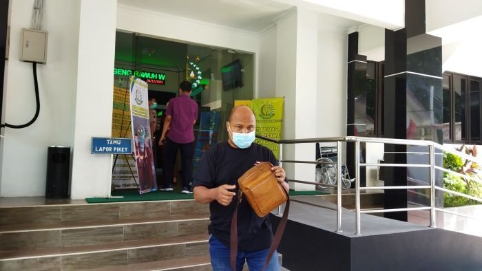 TETAP MENGAWAL: Ketua Ormas Nasional Masyarakat Penjaga Nusantara (Mantra), Cahaya Basuki (Yayak Gundul) usai menemui pihak Kasi Intel Kejari Pati, baru-baru ini. (Azis Afifi / Lingkarjateng.id)
