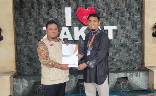 SIMBOLIS: Ketua Yayasan Subur Makmur Sejahtera, Subur Wahyudi (kiri) foto bersama Manajer Kemitraan Yayasan Yatim Mandiri, Rozzy setelah penandatanganan MoU antara dua yayasan di Surabaya, kemarin (12/12). (Istimewa/Lingkarjateng.id)