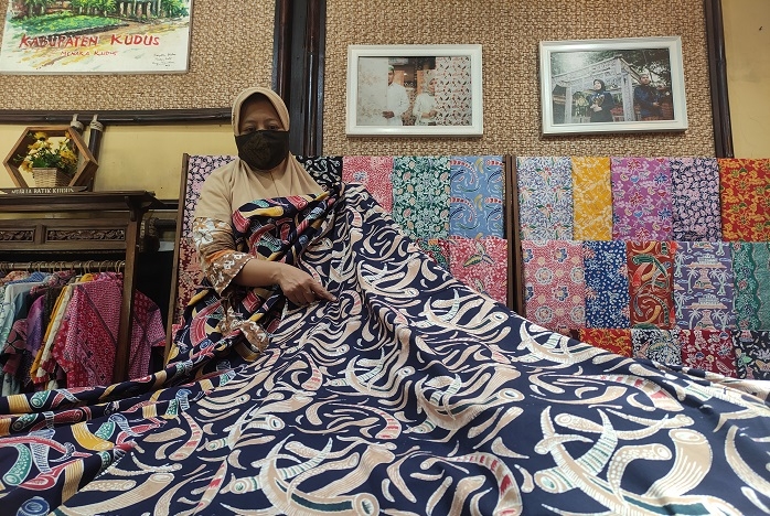 Terinspirasi Gajah Purba, Yuli Astuti Ciptakan Motif Batik Kudus Kontemporer 25 UNIK: Pemilik Muria Batik Kudus Yuli Astuti sedang menunjukkan motif batik berbentuk gading gajah. (Nisa Hafizhotus Syarifa / Lingkarjateng.id)