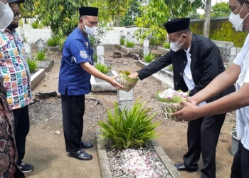 ZIARAH: Tabur bunga di makam almarhum Bupati Blora yang dilakukan Pemkab Blora di Yogyakarta dan Surakarta, Kamis (2/12). (Istimewa / Lingkarjateng.id)