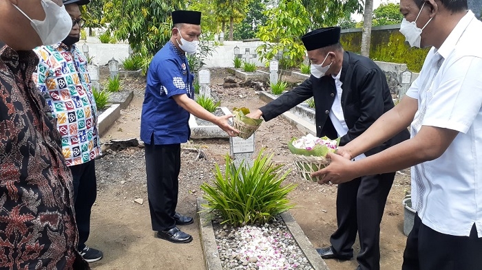 ZIARAH: Tabur bunga di makam almarhum Bupati Blora yang dilakukan Pemkab Blora di Yogyakarta dan Surakarta, Kamis (2/12). (Istimewa / Lingkarjateng.id)