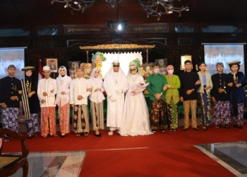 PAKAIAN ADAT: Bupati Kudus HM Hartopo didampingi Ketua TP PKK Kudus Mawar Hartopo sedang berfoto bersama model Pagelaran Busana Kudusan di Pendopo Kudus, Senin (20/12). (Istimewa/Lingkarjateng.id)