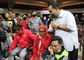 HARU: Ibunda Pratama Arhan, Surati tak kuasa menahan tangis ketika anaknya cetak goal dan bawa Timnas Indonesia ke final Piala AFF Suzuki Cup 2020, Sabtu (25/12). (Lilik Yuliantoro/Lingkarjateng.id)