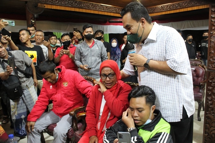HARU: Ibunda Pratama Arhan, Surati tak kuasa menahan tangis ketika anaknya cetak goal dan bawa Timnas Indonesia ke final Piala AFF Suzuki Cup 2020, Sabtu (25/12). (Lilik Yuliantoro/Lingkarjateng.id)