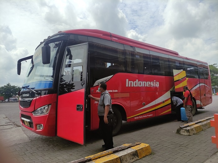 BERANGKAT: Penumpang sedang menaiki bus di Terminal Induk Jati Kudus, Senin (27/12). (Nisa Hafizhotus Syarifa/Lingkarjateng.id)