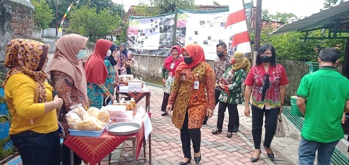 MENINJAU: Wakil Bupati Blora Tri Yuli Setyowati melihat-lihat produk UMKM Desa Tegalgunung, usai meresmikan program Kotaku, Kamis (16/12). (Lilik Yuliantoro/Lingkarjateng.id)