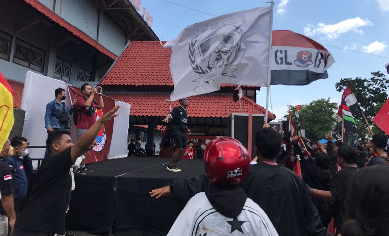 SUKACITA: Suporter Persipa menyanyikan yel-yel sambil mengibarkan bendera untuk merayakan prestasi yang telah diraih dalam Liga 3 Jawa Tengah di Stadion Joyokusumo, Pati, Kamis (16/12). (Aziz Afifi/Lingkarjateng.id)