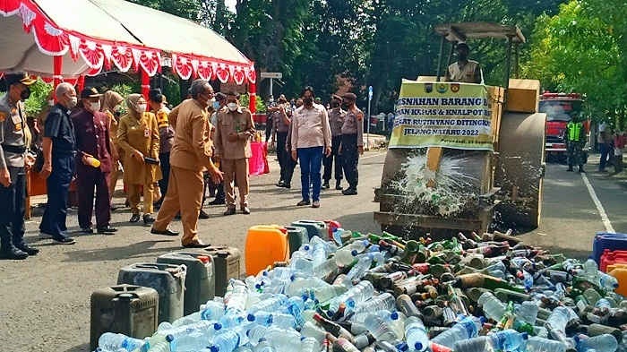 LINDAS: Bupati Grobogan Sri Sumarni, Kapolres AKBP Benny Setyowadi, Forkompinda Kabupaten Grobogan, saat menghadiri pemusnahan minuman keras di depan kantor Setda Grobogan, Kamis (23/12). (Muhamad Ansori/Lingkarjateng.id)