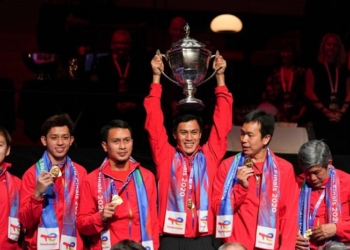 WINNER: Para pemain dan official Indonesia melakukan selebrasi dengan memperlihatkan medali emas seraya mengangkat Piala Thomas. (Antara/Lingkarjateng.id)