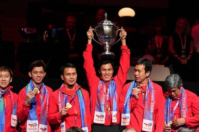 WINNER: Para pemain dan official Indonesia melakukan selebrasi dengan memperlihatkan medali emas seraya mengangkat Piala Thomas. (Antara/Lingkarjateng.id)