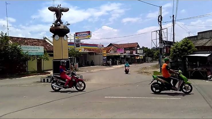 Exit Tol Semarang-Tuban Diusulkan di Jalur Pati-Gabus 25 JALAN UMUM: Seorang pengendara melintas di samping tugu Gabus, baru-baru ini. (Istimewa/Lingkarjateng.id)