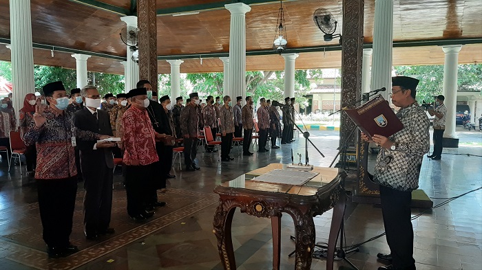 KHIDMAT: Bupati Rembang Abdul Hafidz saat melantik pejabat di lingkungan Pemkab Rembang, Kamis (23/12). (R. Teguh Wibowo/Lingkarjateng.id)