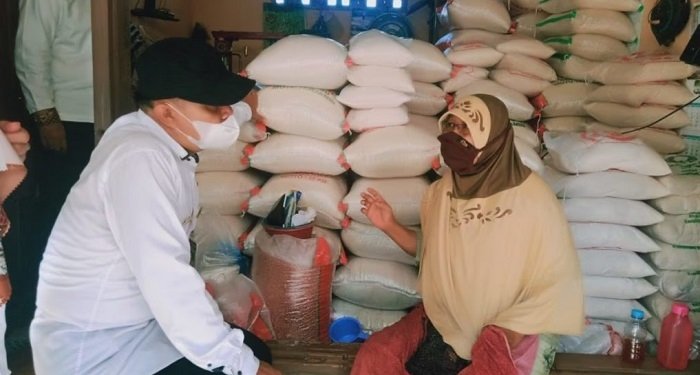 TPID Karanganyar Sidak, Temukan Lonjakan Harga Signifikan 25 BERGEJOLAK: TPID Karanganyar melakukan sidak bahan pokok di Pasar Jungke, Kecamatan Karanganyar, Rabu (22/12). (Istimewa/Lingkarjateng.id)