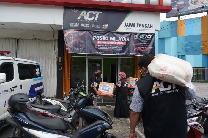 MULIA: Tim ACT Jateng sibuk beraktivitas di salah satu posko kemanusiaan untuk menampung bantuan masyarakat Jateng bagi korban erupsi Gunung Semeru, Rabu (8/12). (Istimewa / Lingkarjateng.id)