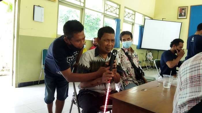 TUTORIAL: Suratno Ketua PPDI Pati menjelaskan pemakaian tongkat adaptif kepada penyandang tunanetra di Kabupaten Pati, Rabu (15/12). (Aziz Afifi/Lingkarjateng.id)