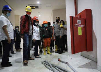 PENINJAUAN: Gubernur Jawa Tengah Ganjar Pranowo (helm kuning) meninjau Rumah Sakit Kariadi Semarang, pasca terjadinya tragedi kebakaran pada Kamis malam (30/12). (Dok. Humas Pemprov Jateng/Lingkarjateng.id)