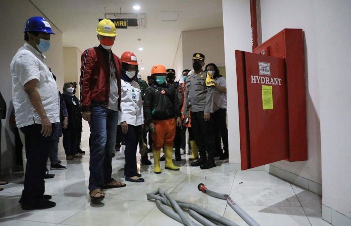 Pasca Kebakaran, Pelayanan Rumah Sakit Kariadi Semarang Tetap Berjalan 25 PENINJAUAN: Gubernur Jawa Tengah Ganjar Pranowo (helm kuning) meninjau Rumah Sakit Kariadi Semarang, pasca terjadinya tragedi kebakaran pada Kamis malam (30/12). (Dok. Humas Pemprov Jateng/Lingkarjateng.id)