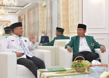 KENANGAN: Sekjen PPP Arwani Thomafi (kiri) saat berbincang dengan Ketua DPW PPP DKI Jakarta, Abraham Lunggana atau Haji Lulung (kanan) ketika almarhum masih hidup. (Istimewa/Lingkarjateng.id)