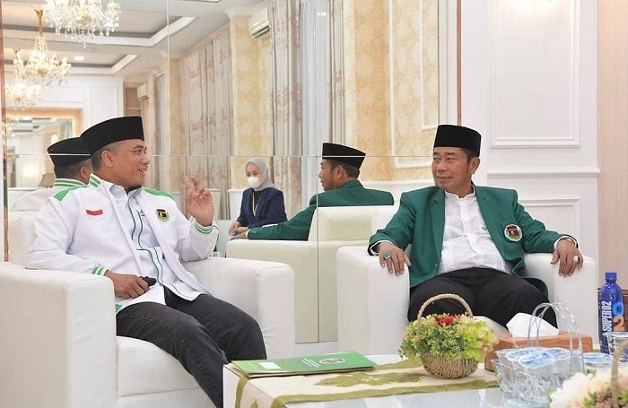KENANGAN: Sekjen PPP Arwani Thomafi (kiri) saat berbincang dengan Ketua DPW PPP DKI Jakarta, Abraham Lunggana atau Haji Lulung (kanan) ketika almarhum masih hidup. (Istimewa/Lingkarjateng.id)