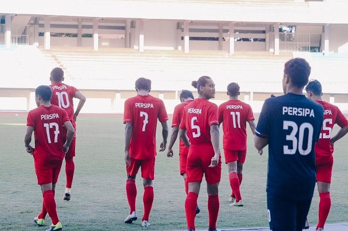 PERSIAPAN: Para pemain Persipa Pati sedang memasuki lapangan pertandingan. (Humas Persipa/Lingkarjateng.id)