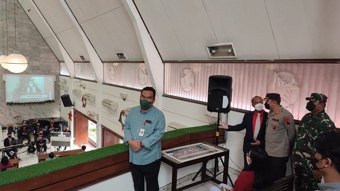 MEMANTAU: Bupati Blora dan Forkopimda meninjau pelaksanaan hari Natal 2021 di salah satu gereja di Blora. (Istimewa/Lingkarjateng.id)