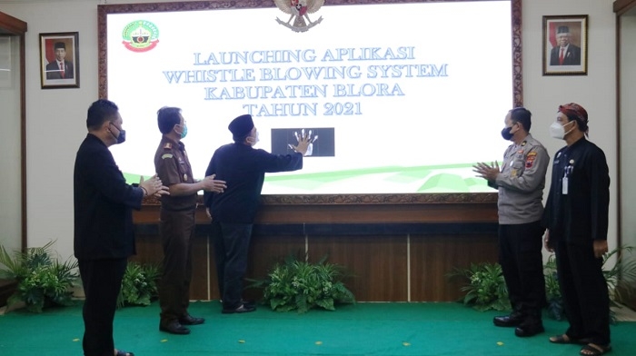 SIMBOLIS: Bupati Blora, Arief Rohman launching aplikasi Whistle Blowing System (WBS) di Ruang Pertemuan Setda Blora, Rabu (15/12). (Istimewa/Lingkarjateng.id)