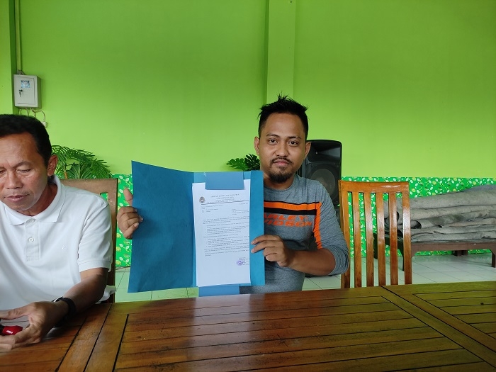 RESMI: Ketua Umum Askab Kudus Daniel Budi Sampoerna menunjukkan surat keputusan pemecatan Manajer Persiku di hadapan awak media, Selasa (21/12). (Nisa Hafizhotus Syarifa/Lingkarjateng.id)