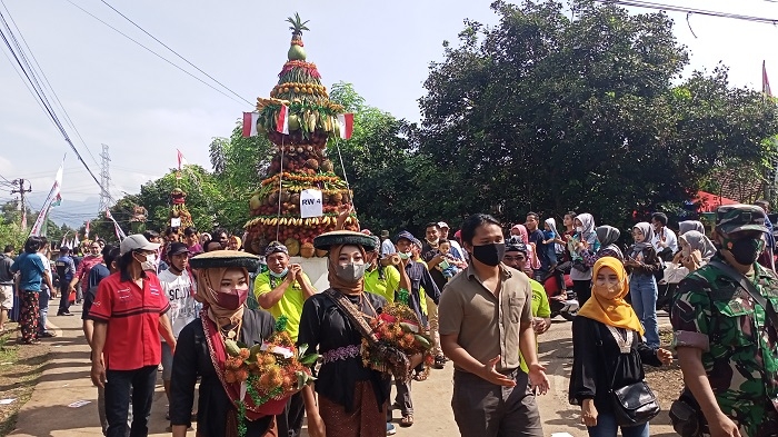 Pengukuhan Desa Wisata Margorejo, Kudus Gelar Festival Ngunduh Duren 25 SEMARAK: Festival Ngunduh Duren yang digelar Pemerintah Desa Margorejo, Dawe, Kudus bersama Dinas Kebudayaan dan Pariwisata Kabupaten Kudus, Minggu (19/12). (Alifia Elsa Maulida/Lingkarjateng.id)