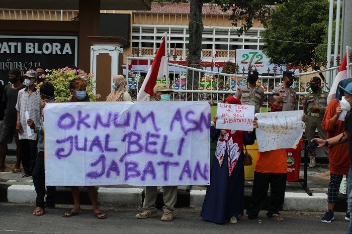 PROTES: Puluhan warga Desa Plantungan, Kecamatan Blora unjuk rasa di depan Kantor Pemkab Blora, Kamis (23/12). (Lilik Yuliantoro/Lingkarjateng.id)