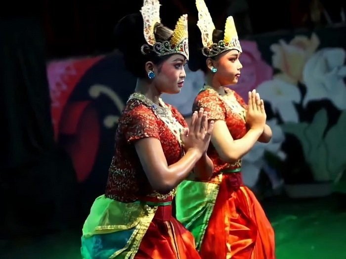 ILUSTRASI: Pagelaran pentas seni dan budaya di Balai Desa Pamotan, belum lama ini. (R. Teguh Wibowo / Lingkarjateng.id)
