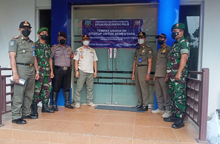 Berkedok Pesta Ulang Tahun, Hotel Tempat Pesta Sexy Dancer Disegel 25 TERSEGEL: Petugas gabungan menyegel Hotel Gajah Mada Rembang sebagai sanksi karena telah berlangsung pesta asusila di dalamnya, pada Kamis (23/12). (Dok. Satpol PP Rembang/Lingkarjateng.id)