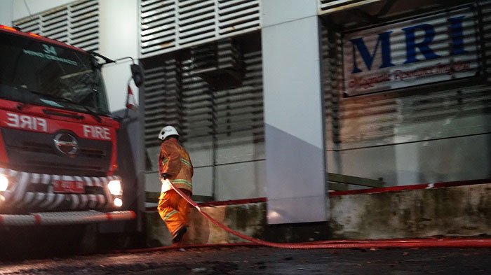 Penyebab Kebakaran Rumah Sakit Kariadi Semarang masih Proses Penyelidikan 25 PEMADAMAN: Petugas pemadam kebakaran berusaha memadamkan api yang membakar Rumah Sakit Kariadi Semarang, Kamis (30/12). (M. Elang Ade Iswara/Lingkarjateng.id)