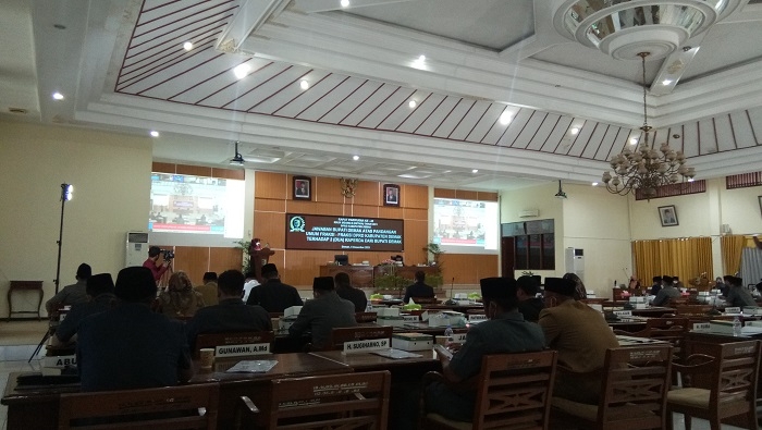PARIPURNA: Sidang paripurna yang digelar di Gedung DPRD Demak membahas jawaban bupati tentang pandangan fraksi DPRD terhadap Raperda. (Oktavio Azis / Lingkarjateng.id)