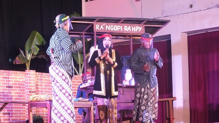 SENI PERAN: Bupati Grobogan, Sri Sumarni saat bermain seni ketoprak bersama jajaran pejabat tinggi Grobogan di Gedung Wisuda Budaya, Purwodadi, Rabu (22/12). (Muhamad Ansori/Lingkarjateng.id)
