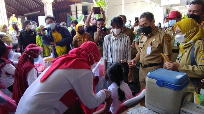 Pemkab Pati Mulai Lakukan Vaksinasi Anak 25 VAKSINASI: Bupati dan beberapa jajarannya mendampingi anak SD saat diberikan suntikan vaksin Covid-19 di Pendopo Kabupaten Pati, Selasa (29/12). (Aziz Afifi/Lingkarjateng.id)