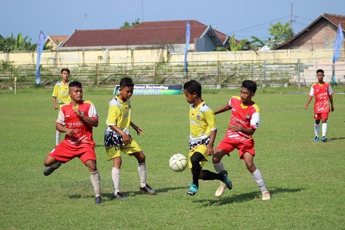 Final Askab PSSI Rembang, Arsema U17 Muragan Tantang PSIR U17 25 SENGIT: Para pemain Arsema U17 saat mempertahankan bola dari pemain Tulung U17, Minggu (19/12). (R. Teguh Wibowo/Lingkarjateng.id)