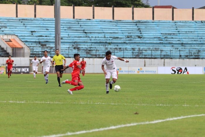 SENGIT: Perebutan bola antara pemain PERSIPA Pati dengan PSIP Pemalang dalam Liga 3 Jawa Tengah di stadion Moch Soebroto Magelang, Rabu (8/12). (Istimewa / Lingkarjateng.id)