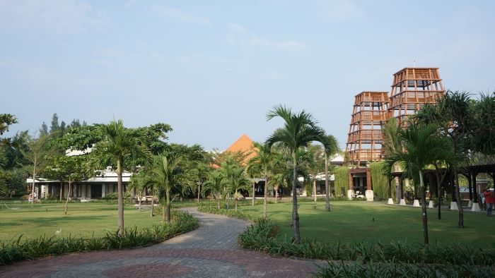 LIBURAN: Salah satu hotel atau penginapan yang ada di dekat pantai Kabupaten Jepara, yang mengalami kenaikan jumlah pengunjung jelang libur Nataru. (Adhik Kurniawan / Lingkarjateng.id)