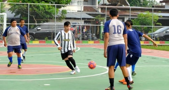 OLAHRAGA: Wali Kota Surakarta Gibran Rakabuming Raka bermain futsal bersama para jurnalis di Lapangan Futsal, Desa Penumping, Laweyan, Solo, Jumat (10/12). (Antara/Lingkarjateng.id)