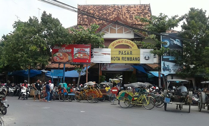 Tuai Penolakan, Pemindahan Pasar Kota Rembang Tetap Berjalan 25 RAMAI: Banyak becak berjajar di depan Pasar Kota Rembang tiap harinya. (Teguh Wibowo/Lingkarjateng.id)