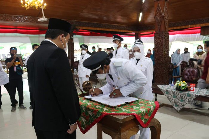 SIMBOLIS: Kades terpilih menandatangani berkas sumpah janji saat pelantikan Kepala Desa di Pendopo Rumah Dinas Bupati Blora, Rabu (29/12). (Lilik Yuliantoro/Lingkarjateng.id)