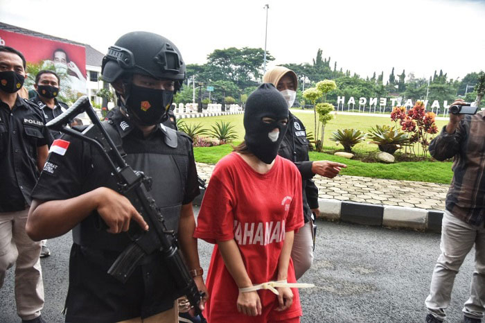 Polda Jateng Bekuk Pelaku Pencucian Uang Hasil Jual Narkoba 25 PENANGKAPAN: Pelaku Tindak Pidana Pencucian Uang (TPPU), FSR saat konferensi pers di Mapolda Jateng, Rabu (29/12). (Dinda Rahmasari/Lingkarjateng.id)