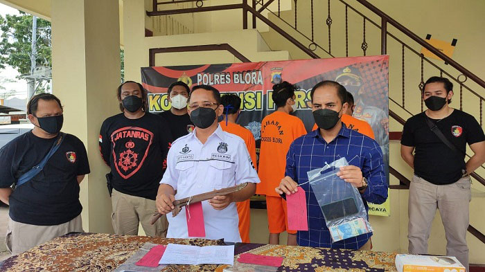 GELAR PERKARA: Sejumlah barang bukti dari tersangka yang diamankan oleh Satuan Reserse Kriminal (Satreskrim) Polres Blora. (Lilik Yuliantoro/Lingkarjateng.id)