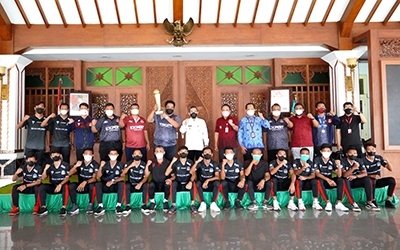 MEMBANGGAKAN: Kedatangan rombongan Persipa Pati diterima langsung oleh Bupati Pati Haryanto, Wakil Bupati Pati Saiful Arifin serta Sekretaris Daerah Pati Jumani di Pendopo Kabupaten Pati, Jumat (17/12). (Humas Pemkab Pati/Lingkarjateng.id)