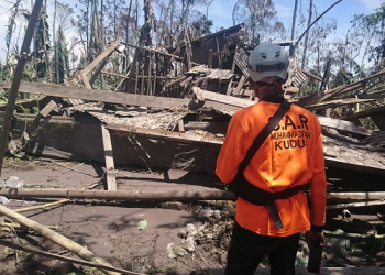 MENGENASKAN: Relawan MDMC Kudus terjun ke Lumajang untuk bantu korban erupsi Gunung Semeru. (Istimewa / Lingkarjateng.id)