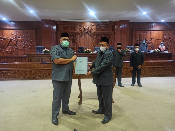 SIMBOLIS: Ketua DPRD Rembang Supadi dan Wakil Bupati Rembang Mochammad Hanies Cholil Barro’ saat serah terima RAPBD 2022. (R. TeguhWibowo / Lingkarjateng.id)