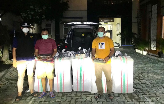 DIAMANKAN: Tim Bea Cukai kudus melakukan penangkapan pemilik rokok ilegal di Desa Sendang, Kecamatan Kalinyamatan, Jepara pada Minggu 19 Desember dini hari lalu. (Dok. Bea Cukai Kudus/Lingkarjateng.id)