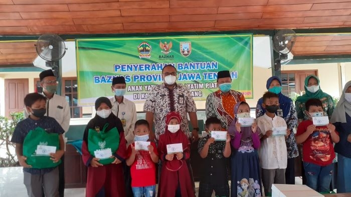 Baznas Jateng Santuni 133 Anak Yatim Korban Covid-19 di Rembang 25 DOKUMENTASI: Sekretaris Baznas Jateng Ahyani bersama Wakil Bupati Mochammad Haniea Cholil Barro’ foto bersama anak yatim/piatu usai penyerahan santunan di Rembang, Jumat (10/12). (R. Teguh Wibowo/Lingkarjateng.id)