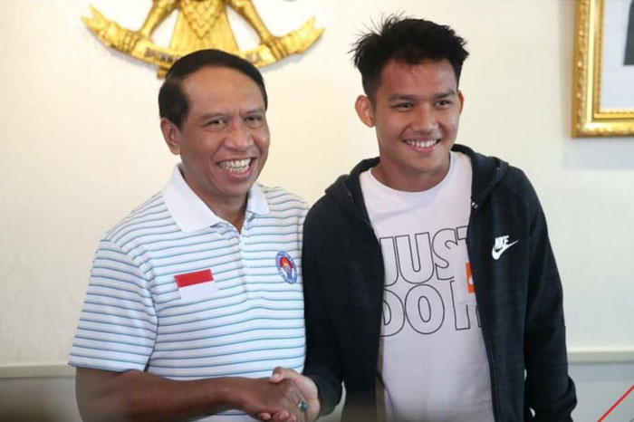 Beri Motivasi, Gubernur Sulteng Janjikan Rumah bagi Witan Sulaiman jika Juara Piala AFF 2020 25 BERPAMITAN: Gelandang timnas Indonesia Witan Sulaiman bersama Menpora Zainudin Amali saat berpamitan untuk meneruskan karier sepakbola di Eropa. (Antara/Lingkarjateng.id)