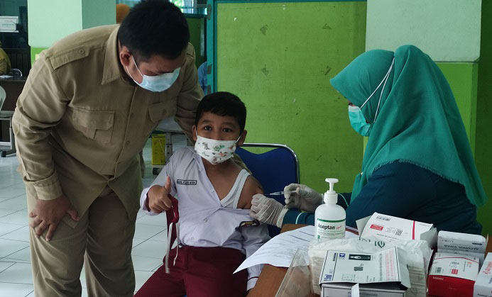 VAKSINASI: Seorang anak sedang disuntik vaksinasi Covid-19 di SDIT Al-Islam Kudus, Senin (27/12). (Nisa Hafizhotus Syarifa/Lingkarjateng.id)